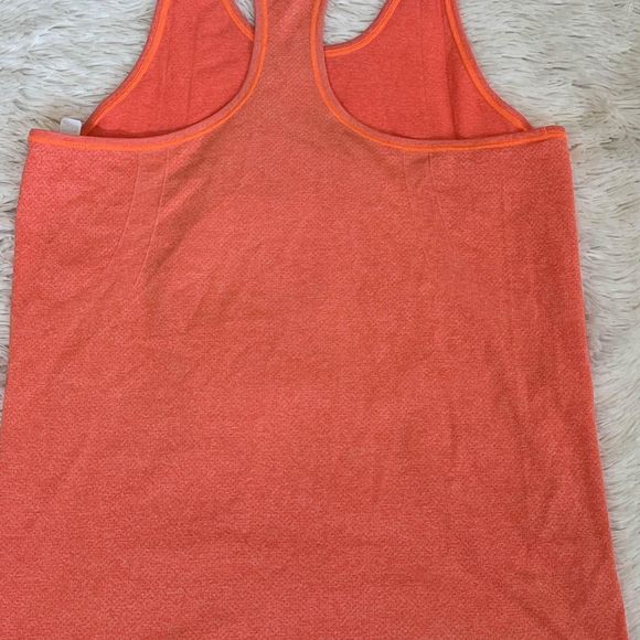 Woman’s Under Armour Tank Top Size Medium - Picture 7 of 7
